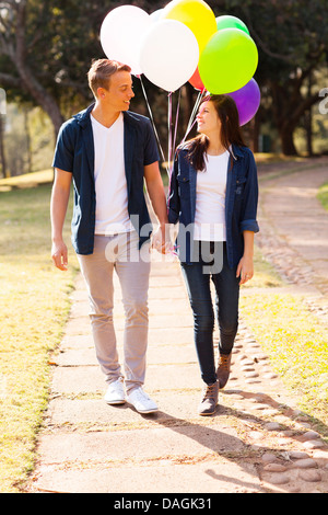 entzückende Teenager-paar zu Fuß in den Park, die Hand in Hand Stockfoto