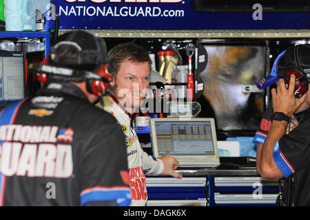 Loudon, NH, USA. 12. Juli 2013. 12. Juli 2013 - Loudon, New Hampshire USA - Sprint-Cup-Serie Treiber Dale Earnhardt Jr. (88) spricht mit seiner Crew nach einer Praxis Runden vor dem qualifying für die NASCAR Sprint Cup Series, würde Camping RV Sales 301 stattfindet auf dem New Hampshire Motor Speedway in Loudon, New Hampshire. Eric Canha/CSM/Alamy Live-Nachrichten Stockfoto