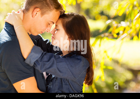 junge Teenager Liebespaar umarmt mit geschlossenen Augen Stockfoto