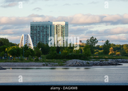 Eigentumswohnungen und Humber Bay Bridge, Toronto, Ontario, Kanada. Stockfoto