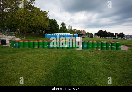 Töpfchen und Fässer in einem Park zur Vorbereitung auf ein Sommerfest. Burlington, Ontario, Kanada. Stockfoto