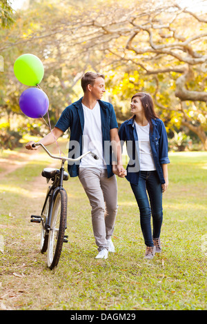 Süße Teenager-Paar mit Fahrrad im freien Hand in Hand Stockfoto