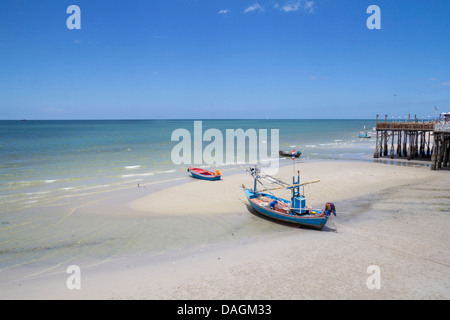 Boote am Strand neben einem Restaurant Pier in Hua Hin, Thailand Stockfoto