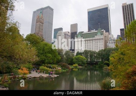 Blick vom Stadtpark auf die Wolkenkratzer von Manhattan, USA, New York (Bundesstaat), Central Park, New York City Stockfoto