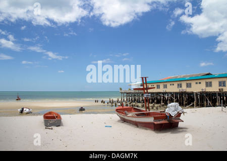 Boote am Strand neben einem Restaurant Pier in Hua Hin, Thailand Stockfoto