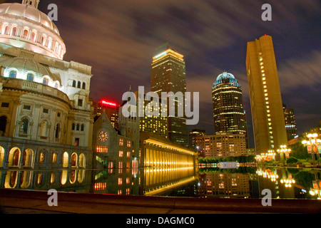 Nachtaufnahme von der Christian Science Plaza mit Reflecting Pool, USA, Massachusetts, Christian Science Plaza, Boston Stockfoto