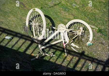 Verlassene Cycle Fahrrad im Schlamm Stockfoto