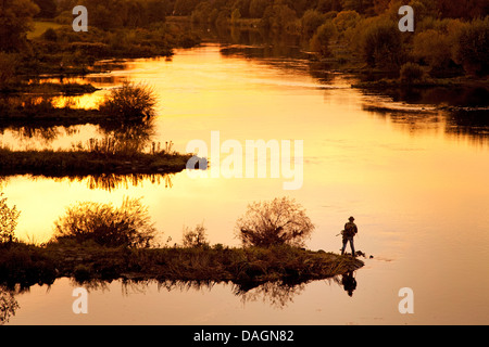 Angler stehen auf Ruhr-Talsperre am Abend Licht, Hattingen, Ruhrgebiet, Nordrhein-Westfalen, Deutschland Stockfoto