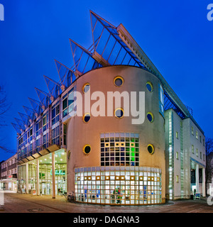 Glashaus am Abend, Deutschland, Nordrhein-Westfalen, Ruhrgebiet, Herten Stockfoto