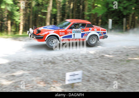 Fiat X1/9 springt durch die Rallyestufe des Waldes. Mike Broad und Fiona ScarrettThe Goodwood Festival of Speed. Stockfoto