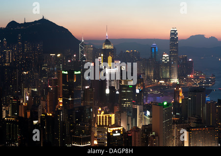 Die Hong Kong Insel Stadtbild bei Sonnenuntergang von braemar Hill Stockfoto