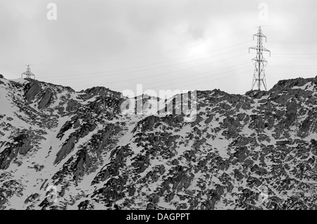 Strommasten auf Felsgrat, Schweiz, Wallis, Goms Stockfoto