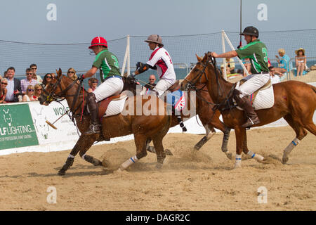 Sandbänke, Poole, Dorset, Großbritannien 12. Juli 2013: britische und irische Polo Team tritt bei Asahi Beach Polo Championship 2013 an einem sehr heißen und sonnigen Tag. Stockfoto