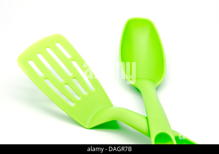 Grenn Küchenutensilien auf weißem Hintergrund Stockfoto