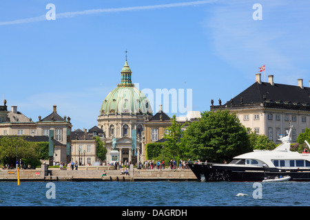 Wasser Amaliehaven oder Amalie Gärten mit königlichen Schloss Amalienborg und Marmor-Kirche aus dem Hafen von Kopenhagen Dänemark Stockfoto