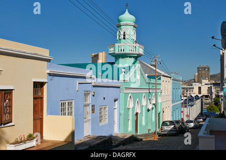 grüne Moschee zwischen farbenfrohen Gebäuden in Bo-Kaap, Malay Quarter, Cape Town, Western Cape, Südafrika Stockfoto