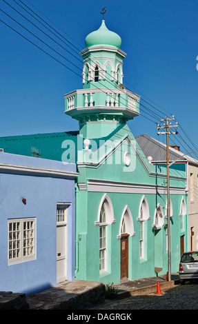 grüne Moschee zwischen farbenfrohen Gebäuden in Bo-Kaap, Malay Quarter, Cape Town, Western Cape, Südafrika Stockfoto