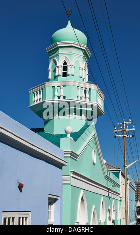 grüne Moschee zwischen farbenfrohen Gebäuden in Bo-Kaap, Malay Quarter, Cape Town, Western Cape, Südafrika Stockfoto