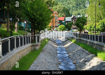 Kryniczanka Bach in der Nähe Dietl Boulevard in Krynica-Zdrój - Resort und Spa in Beskiden, Südpolen. Stockfoto