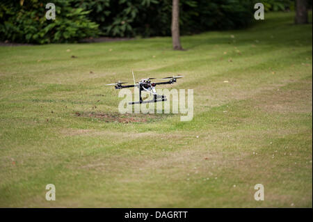 Tipton, West Midlands, UK. 12. Juli 2013. Moschee Nagel bomb.caters Nachrichtenagentur mit Blick auf den Himmel Hubschrauber Credit: i4images/Alamy Live News News-Kamera bietet Nachrichtenagentur Hubschrauber Stockfoto