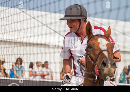 Sandbänke, Poole, Dorset, Großbritannien 12. Juli 2013: England und Irland Polo Team tritt bei Asahi Beach Polo Championship 2013 an einem sehr heißen und sonnigen Tag. Stockfoto