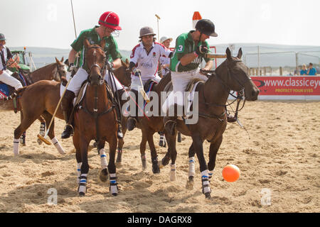 Sandbänke, Poole, Dorset, Großbritannien 12. Juli 2013: England und Irland Polo Team tritt bei Asahi Beach Polo Championship 2013 an einem sehr heißen und sonnigen Tag. Stockfoto