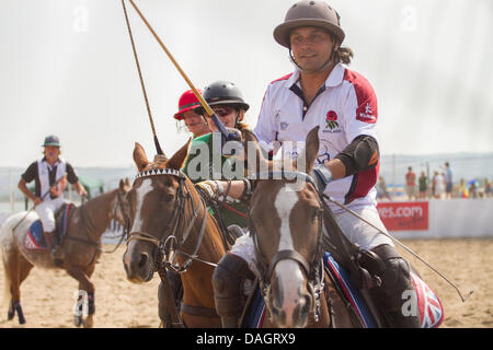 Sandbänke, Poole, Dorset, Großbritannien 12. Juli 2013: England und Irland Polo Team tritt bei Asahi Beach Polo Championship 2013 an einem sehr heißen und sonnigen Tag. Stockfoto