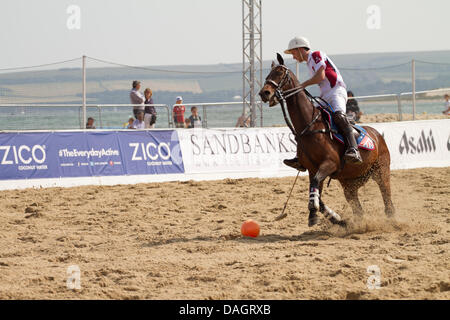 Sandbänke, Poole, Dorset, Großbritannien 12. Juli 2013: England und Irland Polo Team tritt bei Asahi Beach Polo Championship 2013 an einem sehr heißen und sonnigen Tag. Stockfoto