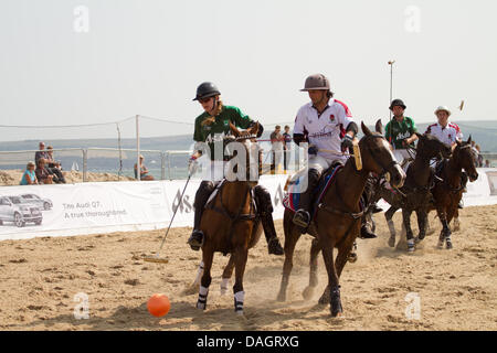 Sandbänke, Poole, Dorset, Großbritannien 12. Juli 2013: England und Irland Polo Team tritt bei Asahi Beach Polo Championship 2013 an einem sehr heißen und sonnigen Tag. Stockfoto