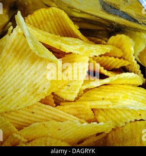 Blick in eine offene Packung Crinkle geschnitten Chips. Stockfoto