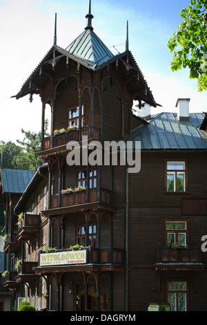 Pension "Witoldowka". Alte hölzerne Architektur von Krynica-Zdrój - Resort und Spa in Beskiden, Südpolen. Stockfoto