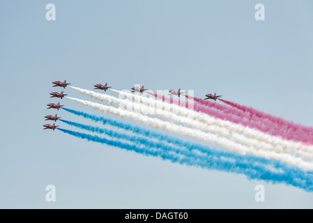 Die britische Royal Air Force rote Pfeile militärische Anzeige Kunstflugstaffel kommen an RAF Waddington in großen Schlachtordnung Stockfoto