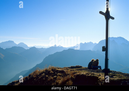 überqueren Sie am Gipfel des Monte Pore, Blick zum Monte Pelmon und Civetta-Gruppe, Italien, Südtirol, Dolomiten Stockfoto