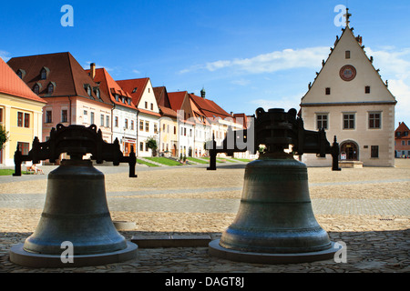 Bardejov - Radnicne Quadrat, mittelalterlichen Marktplatz mit dem gotischen Rathaus und zwei antiken Glocken außerhalb der Basilika St. Egidius Stockfoto