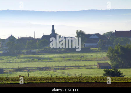 Blick auf Leudersdorf Morgen Nebel, Deutschland, Rheinland-Pfalz, Hohe Eifel, Leudersdorf Stockfoto