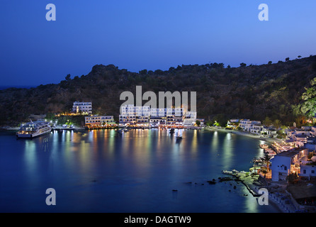 Nachtansicht des schönen Loutro Dorf, zugänglich nur per Boot oder zu Fuß! Sfakia, Chania, Kreta, Griechenland Stockfoto