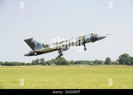 Historischen britischen kalten Krieges Bomber der Avro Vulcan XH558 startet vom RAF Waddington auf der 2013 Air Show anzeigen Stockfoto