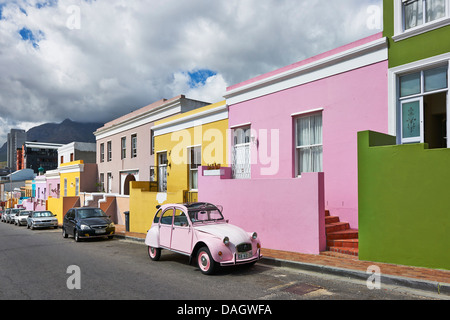 Rosa Citroën 2CV vor bunten Gebäuden in Bo-Kaap, Malay Quarter, Cape Town, Western Cape, Südafrika Stockfoto