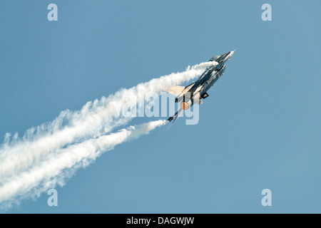 Türkische Luftwaffe Solo Demonstration f-16 Kampfjet zeigt auf der 2013 RAF Waddington Air Show. Stockfoto