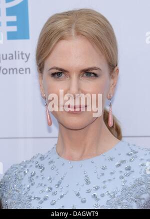 Berlin, Deutschland. 12. Juli 2013. Australische Schauspielerin Nicole Kidman kommt im Kino für Frieden Abendessen im Soho House in Berlin, Deutschland, 12. Juli 2013. Bei der Gala der Stiftung Cinema for Peace der Organisation UN Women und seinen Sondergesandten Nicole Kidman geehrt. Foto: JENS KALAENE/Dpa/Alamy Live News Stockfoto