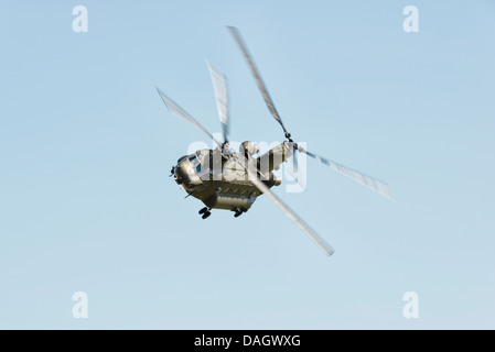 Königliche Luftwaffe Boeing Chinook Twin Rotor Hubschrauber zeigt auf die 2013 RAF Waddington Flugshow Stockfoto