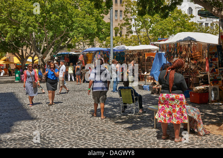 Marktstände mit Kunsthandwerk und Souvenirs am Greenmarket Square, Cape Town, Western Cape, Südafrika Stockfoto