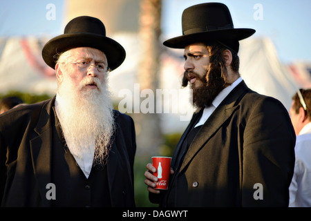 Zwei chassidischen orthodoxe jüdische Männer trinken Coca-cola während der 4. Juli Empfang in der US-Botschafter Residenz Juli 4, 2013 in Tel Aviv, Israel. Stockfoto