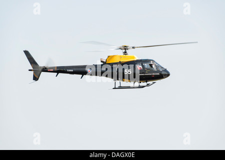 Ein Eurocopter AS-350BB aus die Verteidigung-Hubschrauber-Flugschule fliegen in Waddington Air Show mit einigen roten Pfeile Piloten Stockfoto
