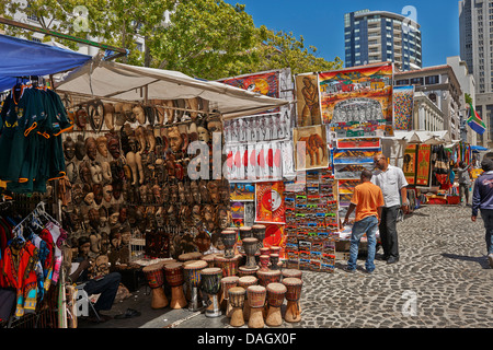 Marktstände mit Kunsthandwerk und Souvenirs am Greenmarket Square, Cape Town, Western Cape, Südafrika Stockfoto