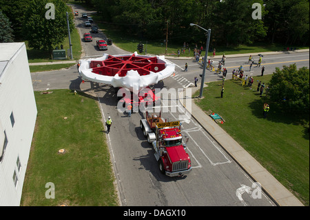 Ein speziellen Anhänger beginnt eine cross-country Reise schleppen Myon g-2 Speicherring vom Brookhaven National Laboratory auf Long Island, Fermilab in Chicago 22. Juni 2013 in Upton, New York. Massive Elektromagneten in einem Stück transportiert werden müssen und nicht kippen oder drehen Sie mehr als ein paar Grad, oder die aufwendige Verkabelung im Inneren irreparabel beschädigt werden. Das Myon g-2 Team entwarf einen Plan, die 3.200-Meile Reise zu machen, die den Ring auf einem speziell präparierten Schiff geladen und Senkung der Ostküste, um die Spitze von Florida und auf dem Mississippi, Illinois beinhaltet. Stockfoto