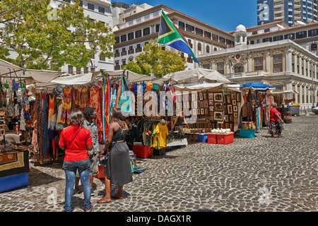 Marktstände mit Kunsthandwerk und Souvenirs am Greenmarket Square, Cape Town, Western Cape, Südafrika Stockfoto