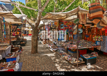 Marktstände mit Kunsthandwerk und Souvenirs am Greenmarket Square, Cape Town, Western Cape, Südafrika Stockfoto