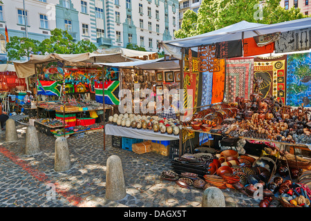 Marktstände mit Kunsthandwerk und Souvenirs am Greenmarket Square, Cape Town, Western Cape, Südafrika Stockfoto