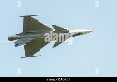 Saab JAS39C Gripen Kampfjet der Tschechischen Luftwaffe rollt während seiner beeindruckenden Flugvorführungen auf der Luftfahrtausstellung Waddington Stockfoto